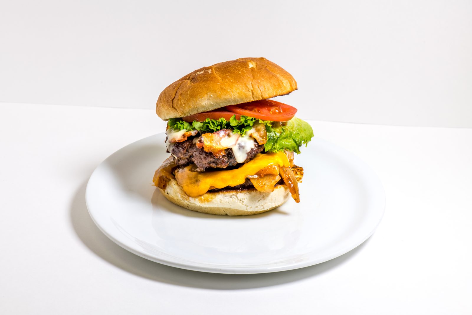 Cheeseburger with lettuce and tomato